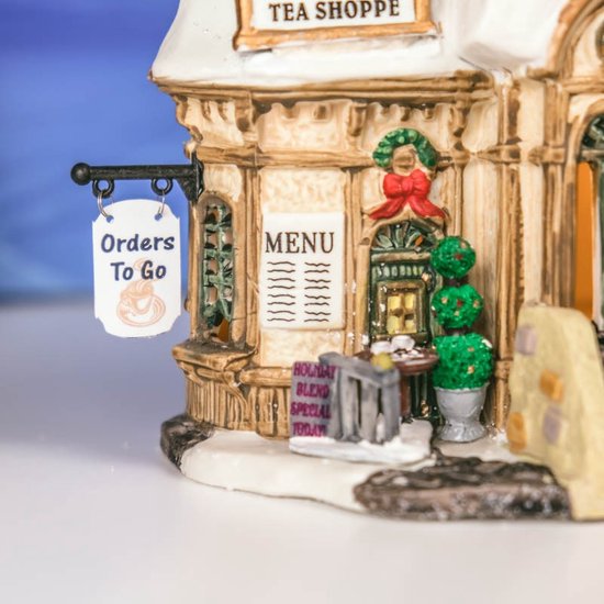 Ingang van Lemax 'Ye Olde Tea Shoppe' met menu en buiten zitje.