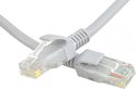 Twee grijze ethernetkabels met transparante RJ45-connectoren, gekruist.