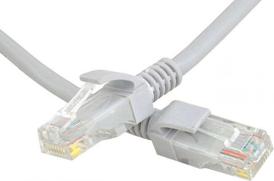 Twee grijze ethernetkabels met transparante RJ45-connectoren, gekruist.