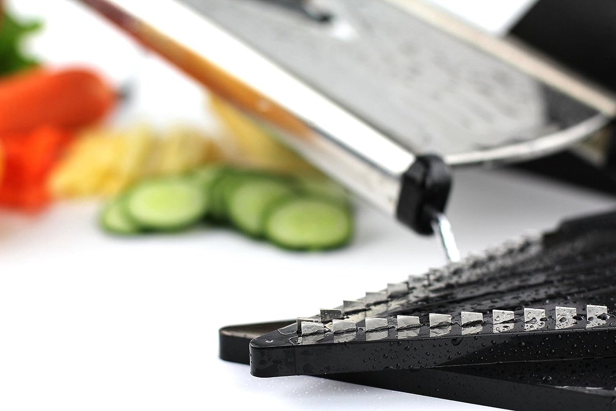 Chef's INSPIRATIONS Mandoline Groentesnijder Met V Lemmet Groenteschaaf Snijder En Julienneschaaf Inclusief 6 Verschillende Inzetstukken Reinigingsborstel Exclusieve Handbescherming Roestvrij 664270634 Chef's INSPIRATIONS Mandoline Groentesnijder Met V Lemmet Groenteschaaf Snijder En Julienneschaaf Inclusief 6 Verschillende Inzetstukken Reinigingsborstel Exclusieve Handbescherming Roestvrij 664270634