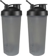 Twee grijze kunststof shakers van 600 ml met roestvrijstalen mixbal, lekvrije dop en maatstreepjes.