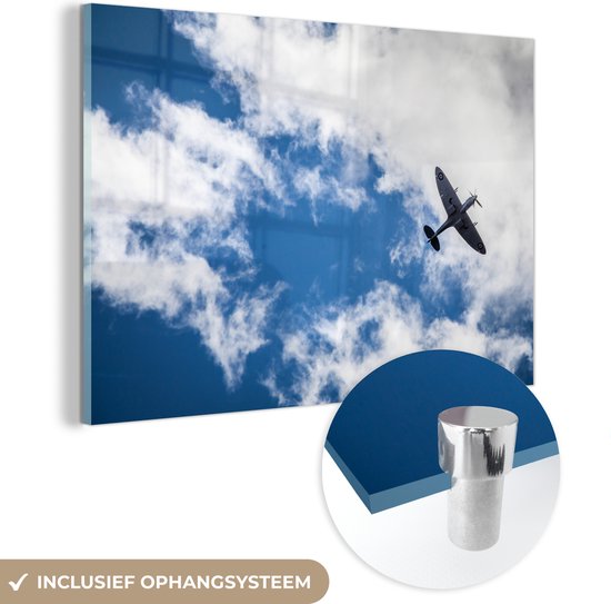 MuchoWow® Glasschilderij 150x100 cm - Schilderij acrylglas - Spitfire vliegtuig tegen een wolkenlucht - Foto op glas - Schilderijen