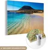 MuchoWow® Glasschilderij 30x20 cm - Schilderij acrylglas - Het kristalheldere water Playa La Francesa met Montana Amarilla bij Lanzarote - Foto op glas - Schilderijen