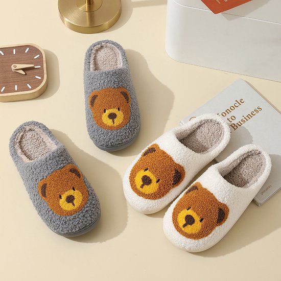 Grijze en witte teddy sloffen met geborduurde bruine beren gezichten.