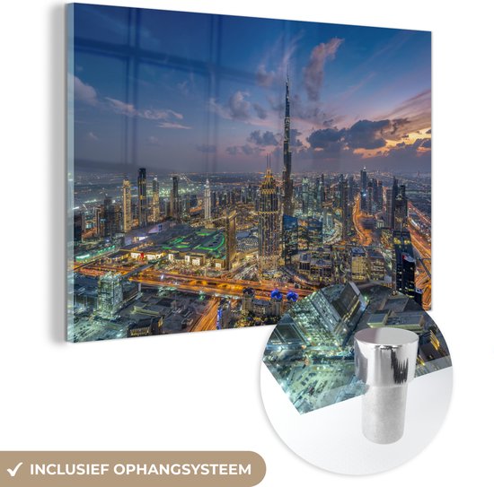 MuchoWow® Glasschilderij 90x60 cm - Schilderij acrylglas - Skyline van Dubai met Burj Khalifa op een bewolkte avond - Foto op glas - Schilderijen