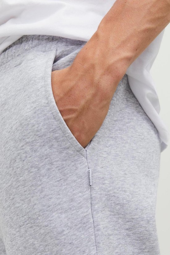 Sluit detail van de zak van een lichtgrijze joggingbroek.