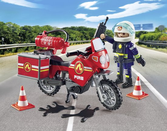 Rode speelgoedmotor met brandweerfiguur, brandblusser en verkeerskegels. 'FIRE' op zijkant.