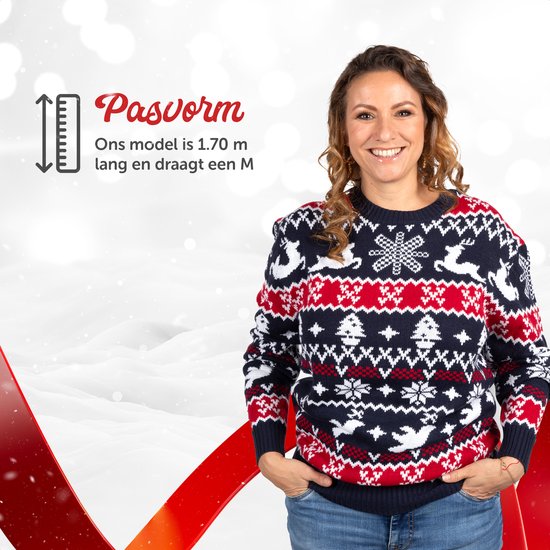 Vrouw draagt een kersttrui met rendieren, sneeuwvlokken en kerstbomen. Ons model is 1.70m en draagt maat M.