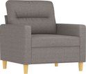 Een taupe stoffen fauteuil met houten poten en een gecapitonneerde rugleuning.