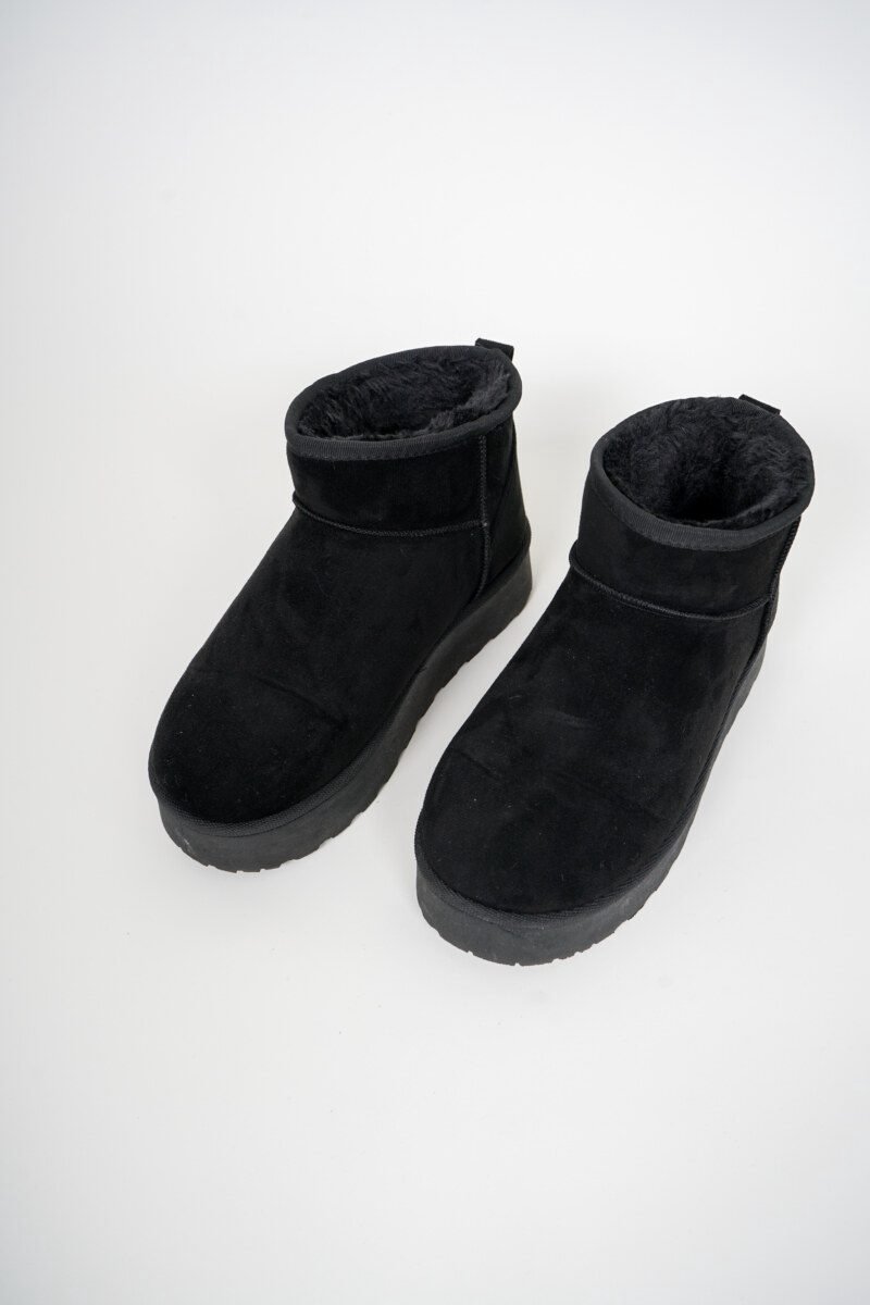 <p> Fluffy boots voor tijdens de koude dag zijn de trend van dit jaar. De Fluffy boots Ultra low zijn lage laarzen met een hoge zool. De binnenkant van de boots zijn super zacht en zitten heel erg warm. De laarzen passen bij elke outfit. </p> <p> <strong>Maatadvies: </strong>valt klein, 1 maat groter bestellen<br /><strong>Artikelnummer:</strong> 100205 </p> - 0