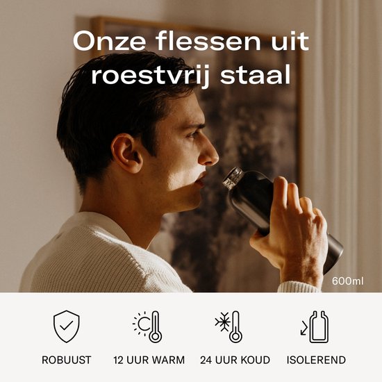 Man drinkt uit een matzwarte waterfles van 600ml met bamboe deksel. Tekst: Onze flessen uit roestvrij staal.