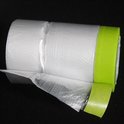 Rol afplakfolie met groene tape, tape wordt losgetrokken.