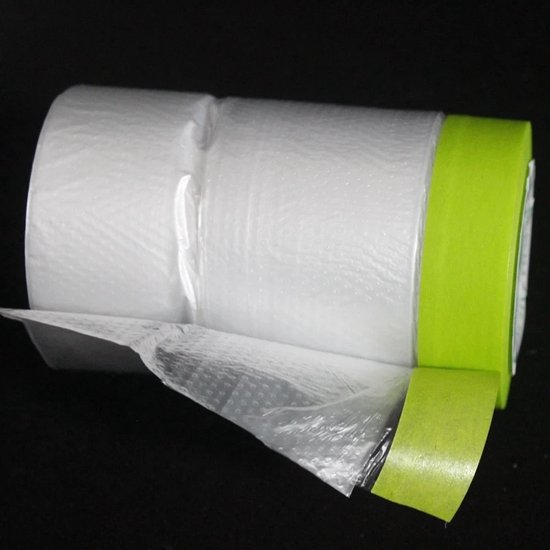 Rol afplakfolie met groene tape, tape wordt losgetrokken.