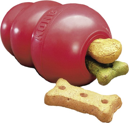 Een rood KONG speeltje gevuld met koekjes en een groen botje.