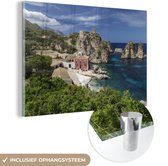 MuchoWow® Glasschilderij 180x120 cm - Schilderij acrylglas - Een gebouw aan de Ionische zee - Foto op glas - Schilderijen