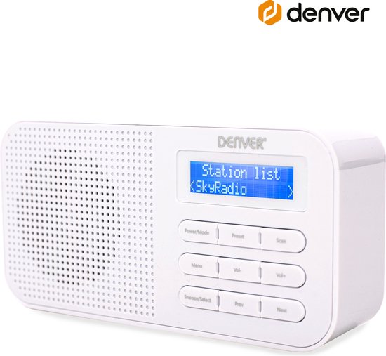 Witte Denver radio, schuin van voren gefotografeerd. Het heeft een perforatiepatroon voor de luidspreker links en een blauw display met "Station List SkyRadio" rechts. Bedieningsknoppen zijn onder het display.