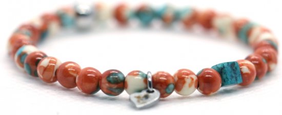 Elastische armband met oranje, wit en turkooiskleurige natuurstenen kralen en een zilverkleurig hartje.