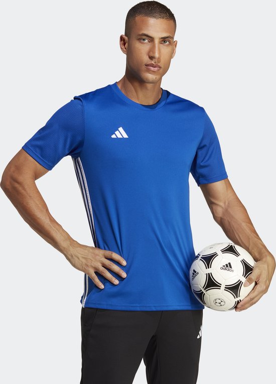 Blauw heren voetbalshirt met korte mouwen, witte accenten en Adidas logo op de borst, met voetbal.