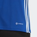 Detail van een blauw Adidas voetbalshirt met Aeroready logo en witte strepen.