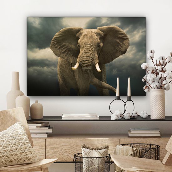 Peintures sur toile - Éléphant d'Afrique contre les nuages sombres - 150x100 cm - Décoration murale