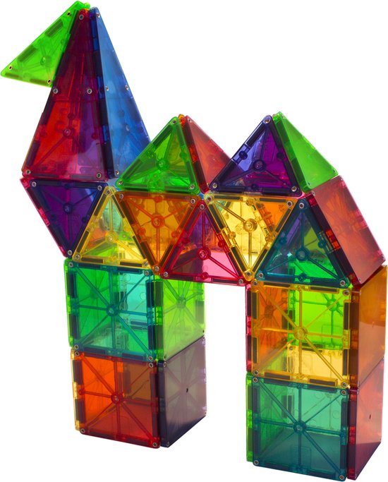 Een kameel gebouwd van transparante, veelkleurige magnetische tegels op een zwarte achtergrond.
