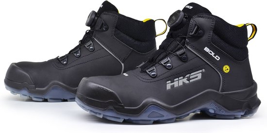 Zwarte werkschoenen met gele accenten en BOA sluiting. Het HKS logo is zichtbaar op de zijkant.