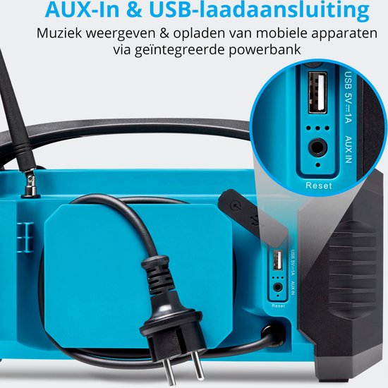 Close-up van de achterkant van een blauwe radio, die de AUX-in, USB-poort en resetknop laat zien. Met de tekst "AUX-In & USB-laadaansluiting"