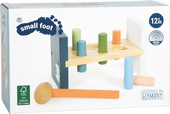Verpakking van de hamerbank met afbeelding van het speelgoed en tekst 'small foot', '12m+', 'wood', 'designed in Germany'.