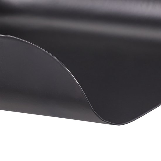 Detail van de gebogen rand van een zwart metalen blik.