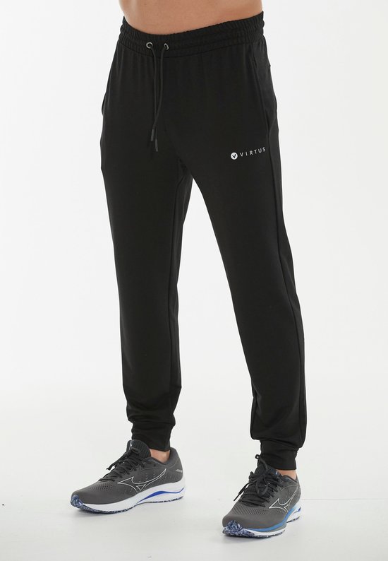 Voorkant van een zwarte Virtus joggingbroek gedragen door een man.