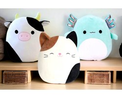 Klikkopers® - 3 Kawaii knuffels - 28 cm tot 32 cm - Squish Knuffel - Knuffel Koe - Knuffel Kat - Knuffel Axolotl - Voordeel Pakket