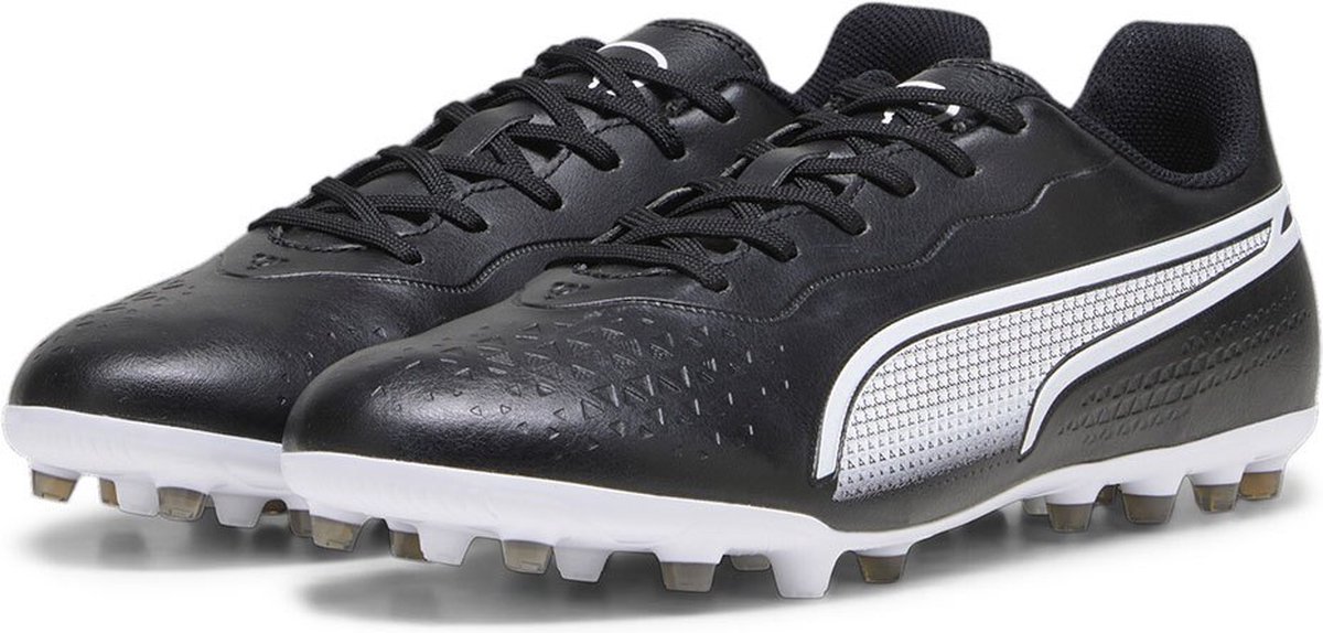 PUMA King Match MG voetbalschoenen in zwart met witte details, klassiek design, maat EU 42.