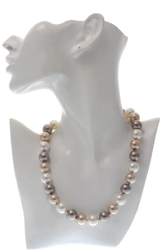 Parelketting met diverse bruin-, grijs- en crèmekleurige parels, gedrapeerd om een witte buste.