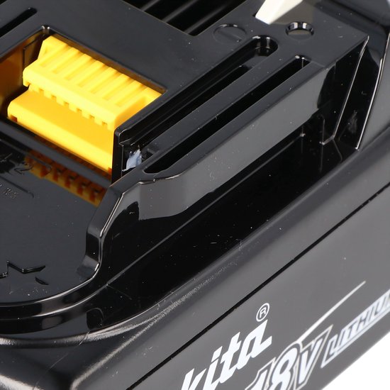 Close-up van de gele connector en de ingang van een zwarte Makita 18V 6.0Ah lithium-ion accu.