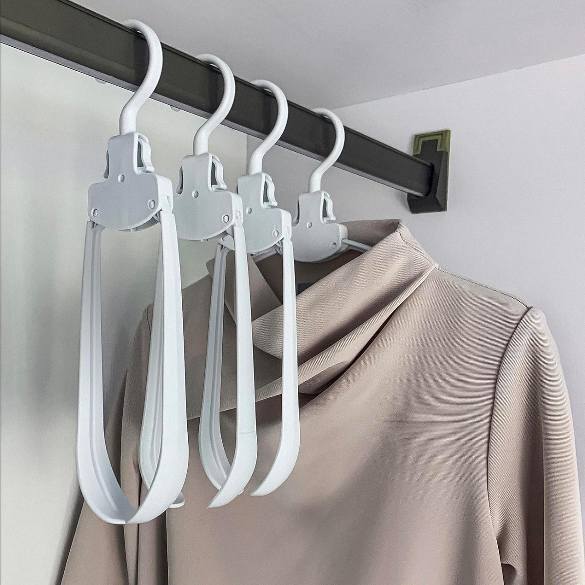 Hoogwaardige opvouwbare kleerhanger, ruimtebesparend, beschermt de kraag, voorkomt uitrekken, eenvoudig op te hangen, licht reisaccessoire, kledinghanger, wit, 10 stuks