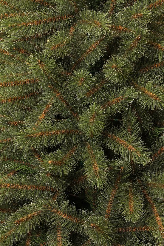 Een volle groene kunstkerstboom met verlichting, op een witte achtergrond.