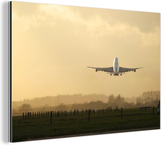 Wanddecoratie Metaal - Aluminium Schilderij Industrieel - Een vliegtuig dat van een luchthaven opstijgt - 30x20 cm - Dibond - Foto op aluminium - Industriële muurdecoratie - Voor de woonkamer/slaapkamer