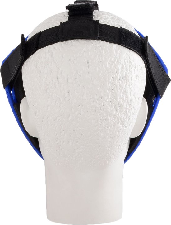 Achterkant van een blauw Brabo spelersmasker op een witte paspop, met zwarte banden.
