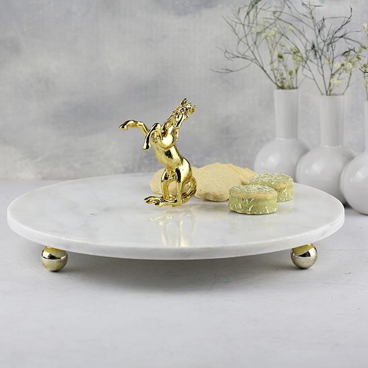 Akayev Keramiek - Marmer Serveerplank - Borrelplank - Kaasplank - Tapasplank - White 28 Cm Gold Bead Footed Horse Presentation Plate