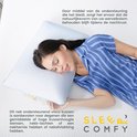 Vrouw met blauwe pyjama slaapt op lichtgrijs neksteun kussen met mintkleurige rand.