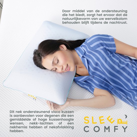 Vrouw met blauwe pyjama slaapt op lichtgrijs neksteun kussen met mintkleurige rand.