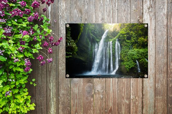 Tuinposter 90x60 cm - Tuindecoratie Waterval in de jungle van het Nationaal park Gunung Rinjani op Lombok - Poster voor in de tuin - Buiten decoratie - Schutting tuinschilderij - Tuindoek muurdecoratie - Wanddecoratie balkondoek