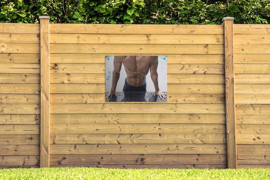 Un homme musclé se pousse hors de la piscine Affiche de jardin 80x60 cm - Toile de jardin / Toile d'extérieur / Peintures d'extérieur (décoration de jardin)