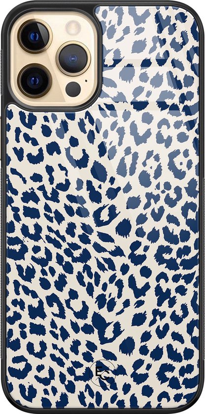 Coque pour iPhone 12 avec imprimé léopard bleu sur fond crème.