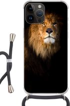 Geschikt voorApple Iphone 14 Pro Max - Crossbody Case - Leeuw - Licht - Zwart - Portret - Siliconen - Crossbody - Backcover met Koord - Telefoonhoesje met koord - Hoesje met touw