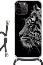 Geschikt voorApple Iphone 14 Pro Max - Crossbody Case - Tijger op zwarte achtergrond in zwart-wit - Siliconen - Crossbody - Backcover met Koord - Telefoonhoesje met koord - Hoesje met touw