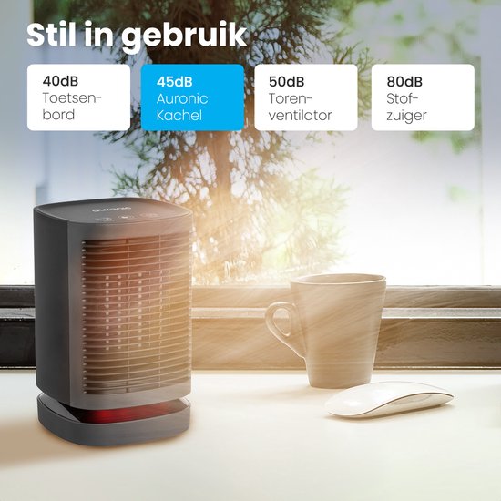 Stille zwarte verwarming naast een mok en muis, met zonlicht dat door het raam valt. Geluidsniveau 45dB.