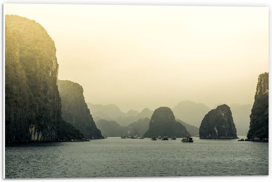 WallClassics - PVC Schuimplaat - Ha Long Bay - Vietnam - 60x40 cm Foto op PVC Schuimplaat (Met Ophangsysteem)