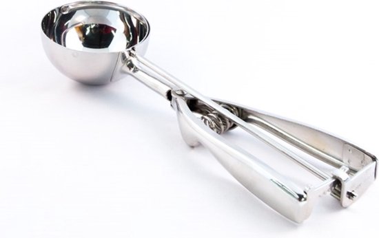 Een glimmende metalen ijsbollepel met een diameter van 5 cm, op een witte achtergrond.