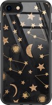 Casimoda® hoesje - Geschikt voor iPhone 8 - Counting The Stars - Luxe Hard Case Zwart - Backcover telefoonhoesje - Goudkleurig